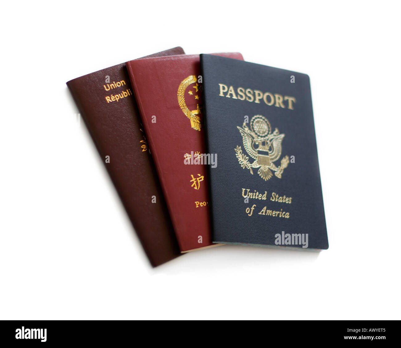 Francese, Cinese e noi passaporti isolato su sfondo bianco Foto Stock