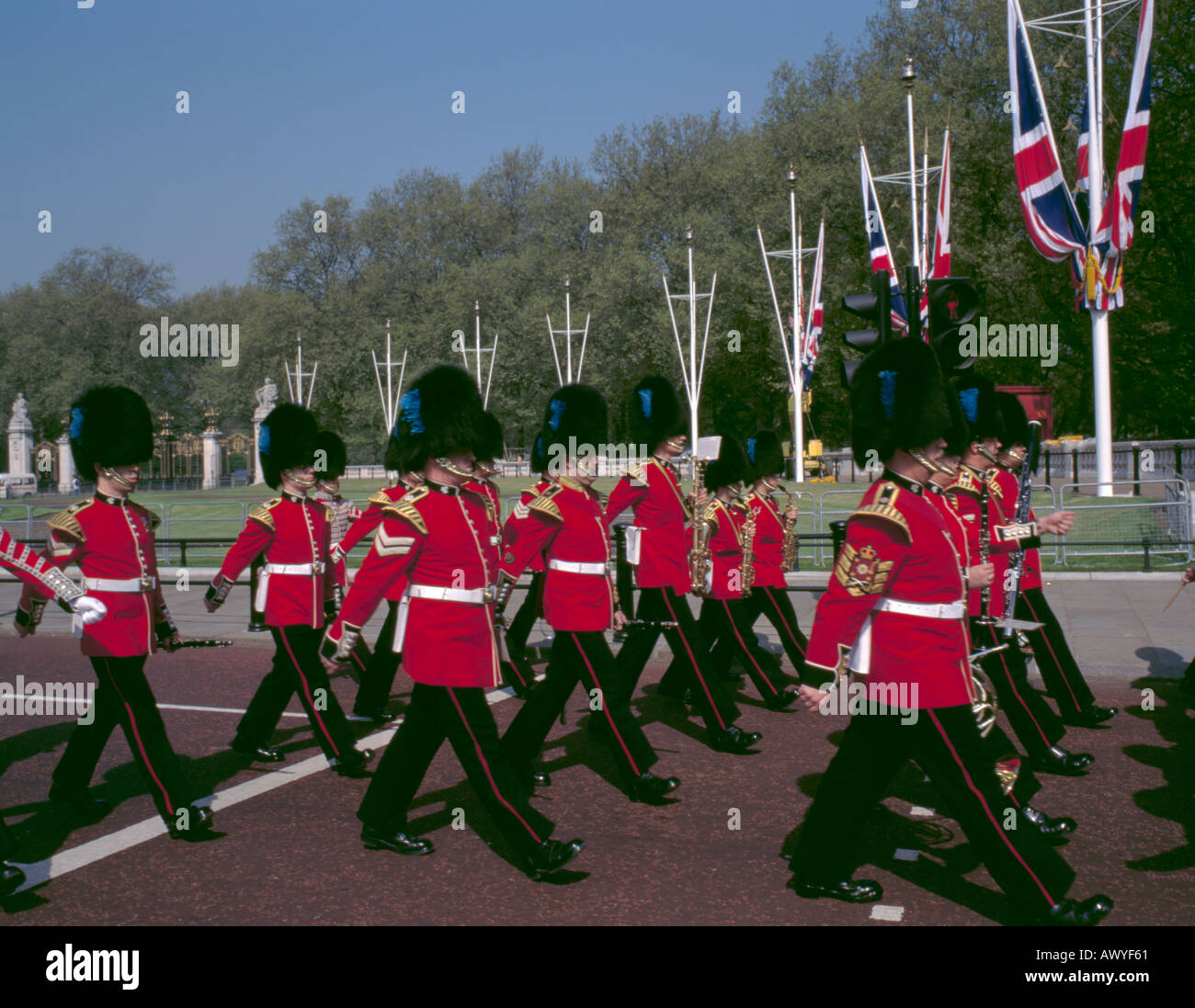 Le protezioni militari di marching band lungo il mall, Londra, Inghilterra, Regno Unito. Foto Stock