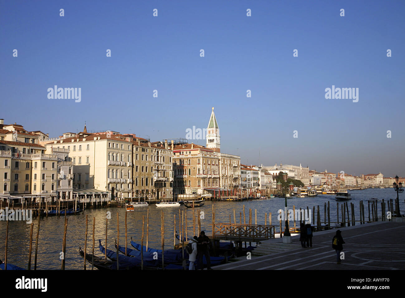 Vista del quartiere di San Marco con il Campanile chiaramente visibile attraverso il Canal Grande Venezia Italia Foto Stock