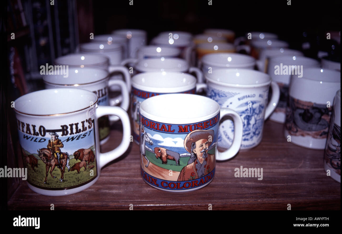 Tazze di souvenir in vendita nel museo di Buffalo Bill USA Foto Stock