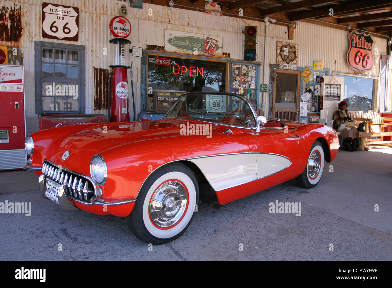 Red 1956 Corvette davanti al Hackberry General Store, Arizona, Stati Uniti d'America Foto Stock
