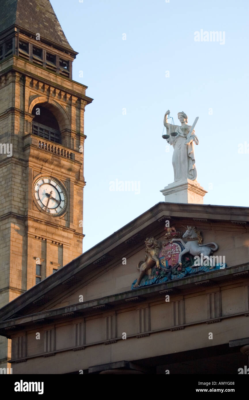 Dettaglio del vecchio County Court Building Wood Street Wakefield West Yorkshire con statua della giustizia Foto Stock