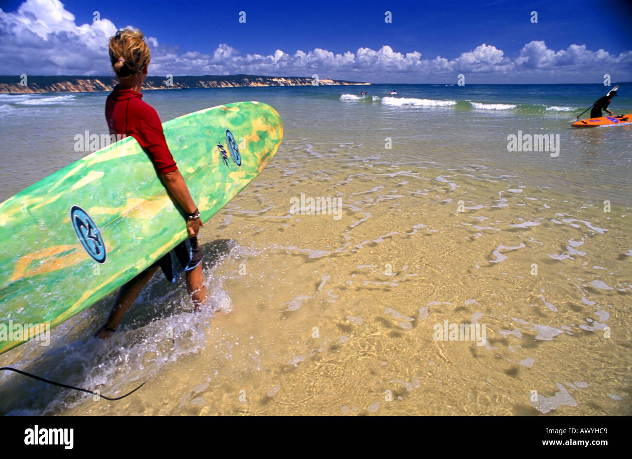 Ragazzo con longboard partecipano in una scuola di surf Rainbow Bay Sunshine Coast di Queensland Australia n. MR Foto Stock