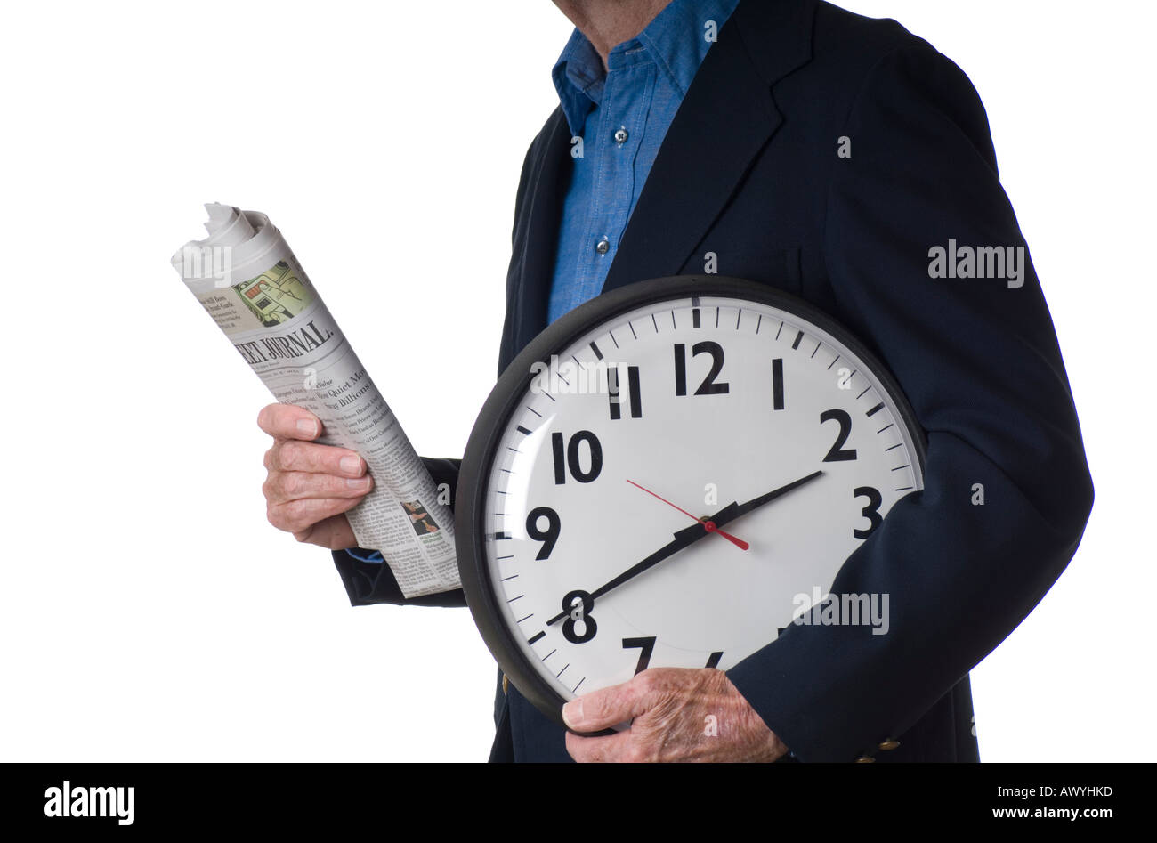 Uomo d'affari che porta orologio da parete durante la lettura del giornale Foto Stock