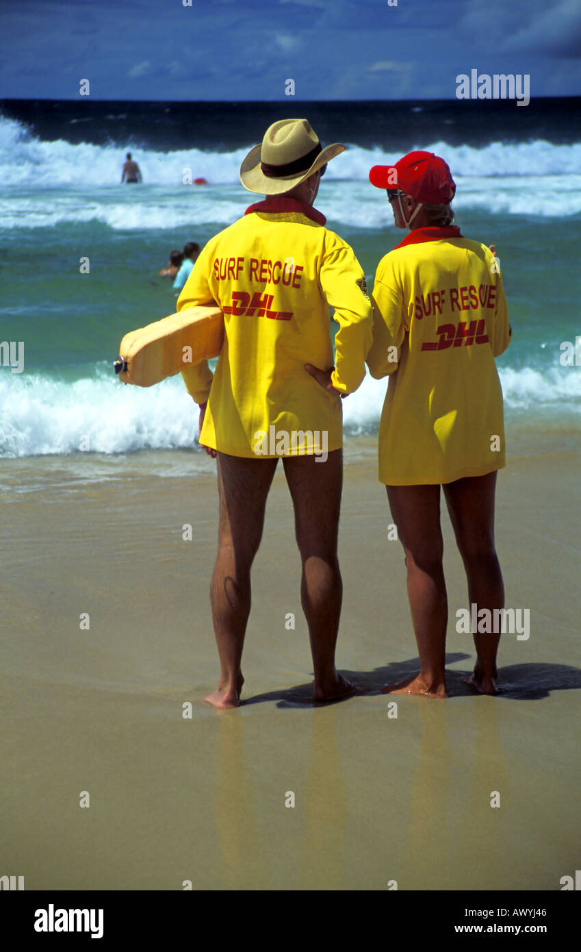 Due volontario surf lifesavers guardia sulla spiaggia di sole Foto Stock