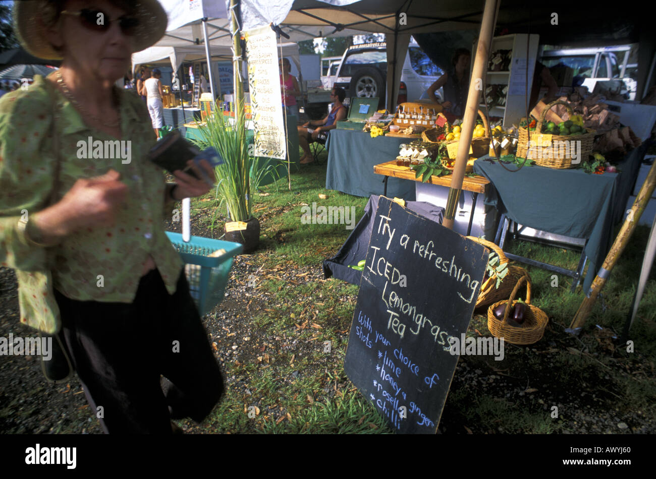 Gli amanti dello shopping all'aperto il mercato alimentare di Noosa Sunshine Coast di Queensland in Australia Foto Stock