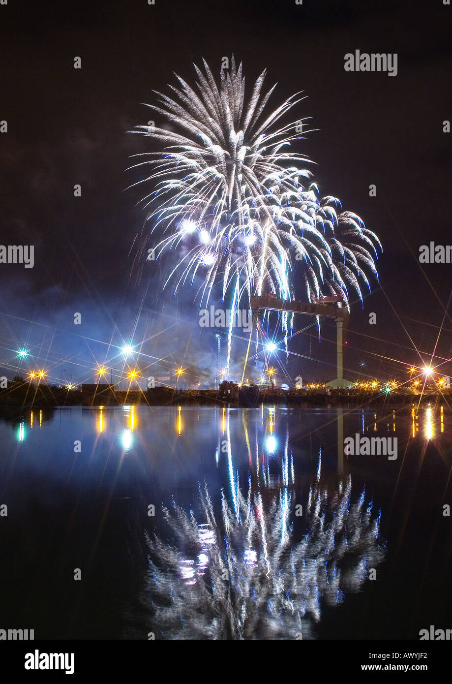 Fuochi d'artificio e riflessi nel fiume Lagan Foto Stock