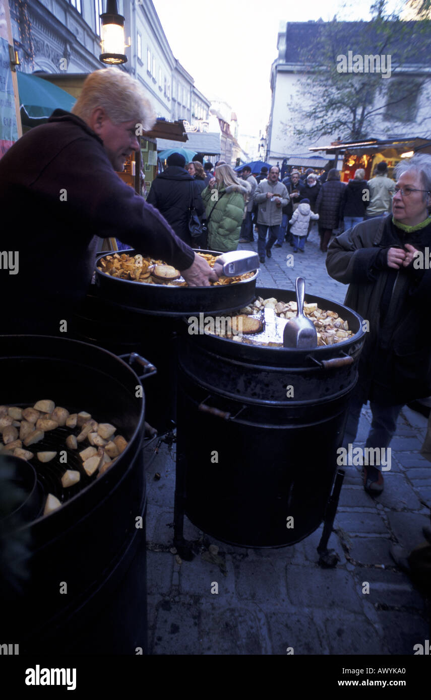Castagne arrostite e patate per la vendita in strada i mercatini di Natale nel centro di Vienna Austria n. MR Foto Stock