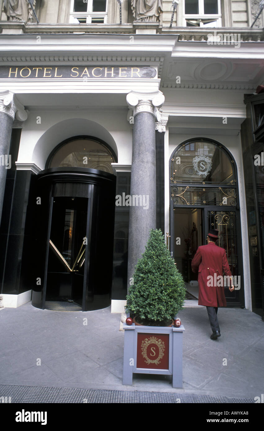 Portiere presso lo sportello anteriore del famoso Hotel Sacher home della Sacher torte primo distretto Vienna Austria n. MR o PR Foto Stock