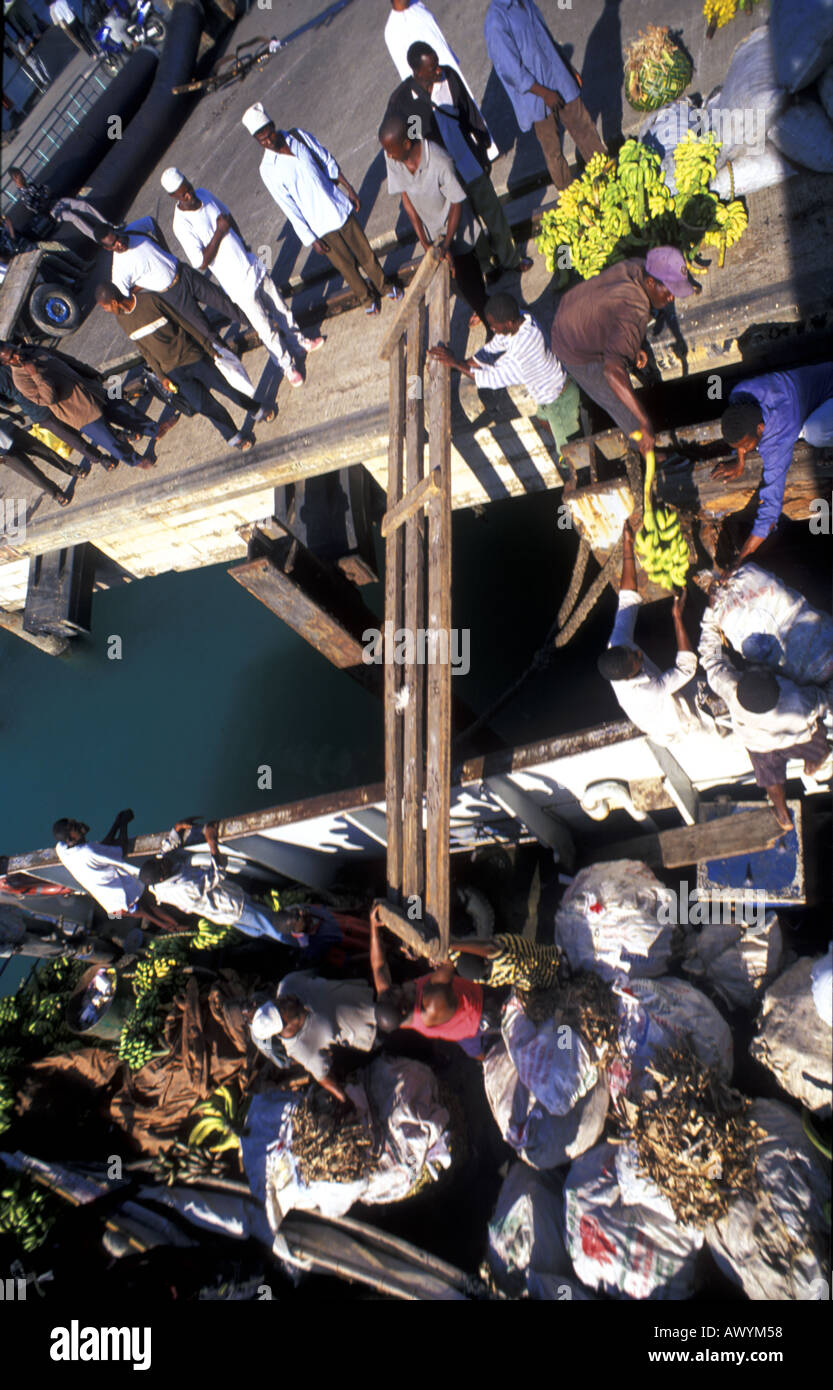 Porta occupata scena come ferry docks in Stone Town Zanzibar Tanzania n. MR n. PR Foto Stock