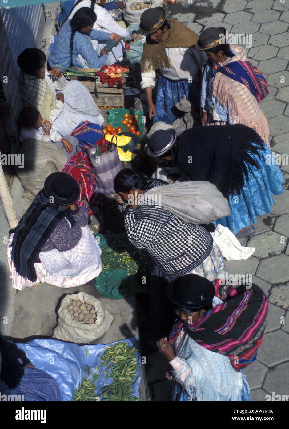 Indigeni donne indiane acquistare vendita verdura alla strada del mercato di Sorata Bolivia Foto Stock