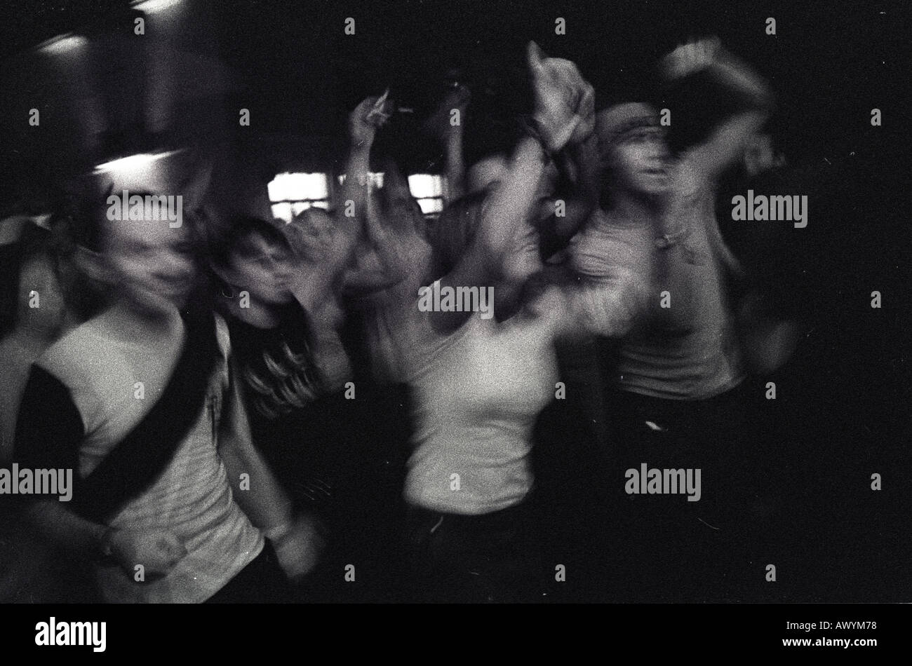 Giovane folla danzante di notte all'aperto festival di musica Sydney New South Wales AUSTRALIA BW n. MR Foto Stock