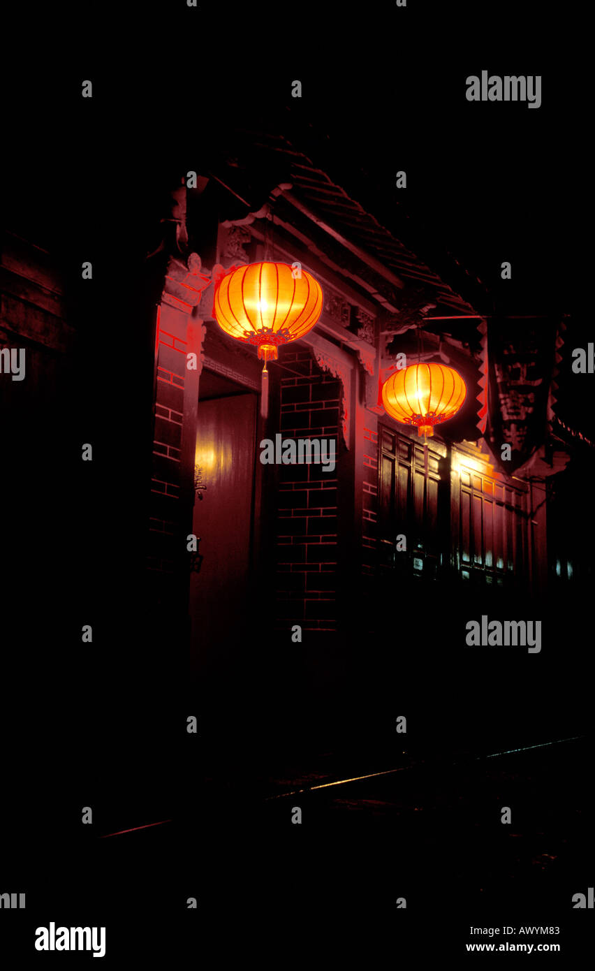 Lanterne rosse al di fuori di un bordello a Lijiang nella provincia dello Yunnan in Cina Foto Stock