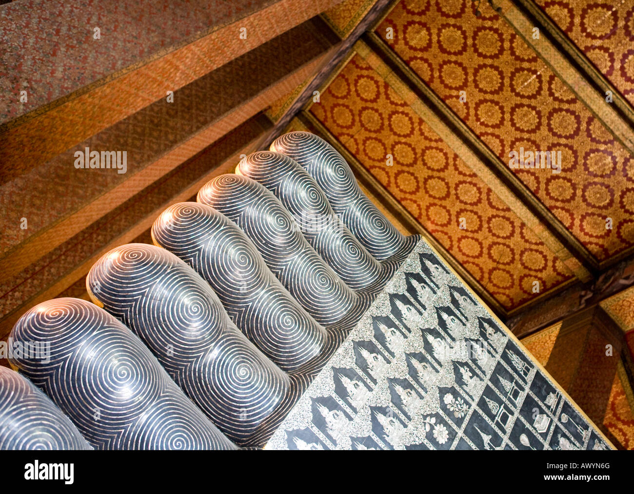 Giant contrassegnati i piedi e le dita dei piedi con scrittura spirituale del Grande Buddha reclinato Wat Po di Bangkok in Thailandia del sud-est asiatico Foto Stock