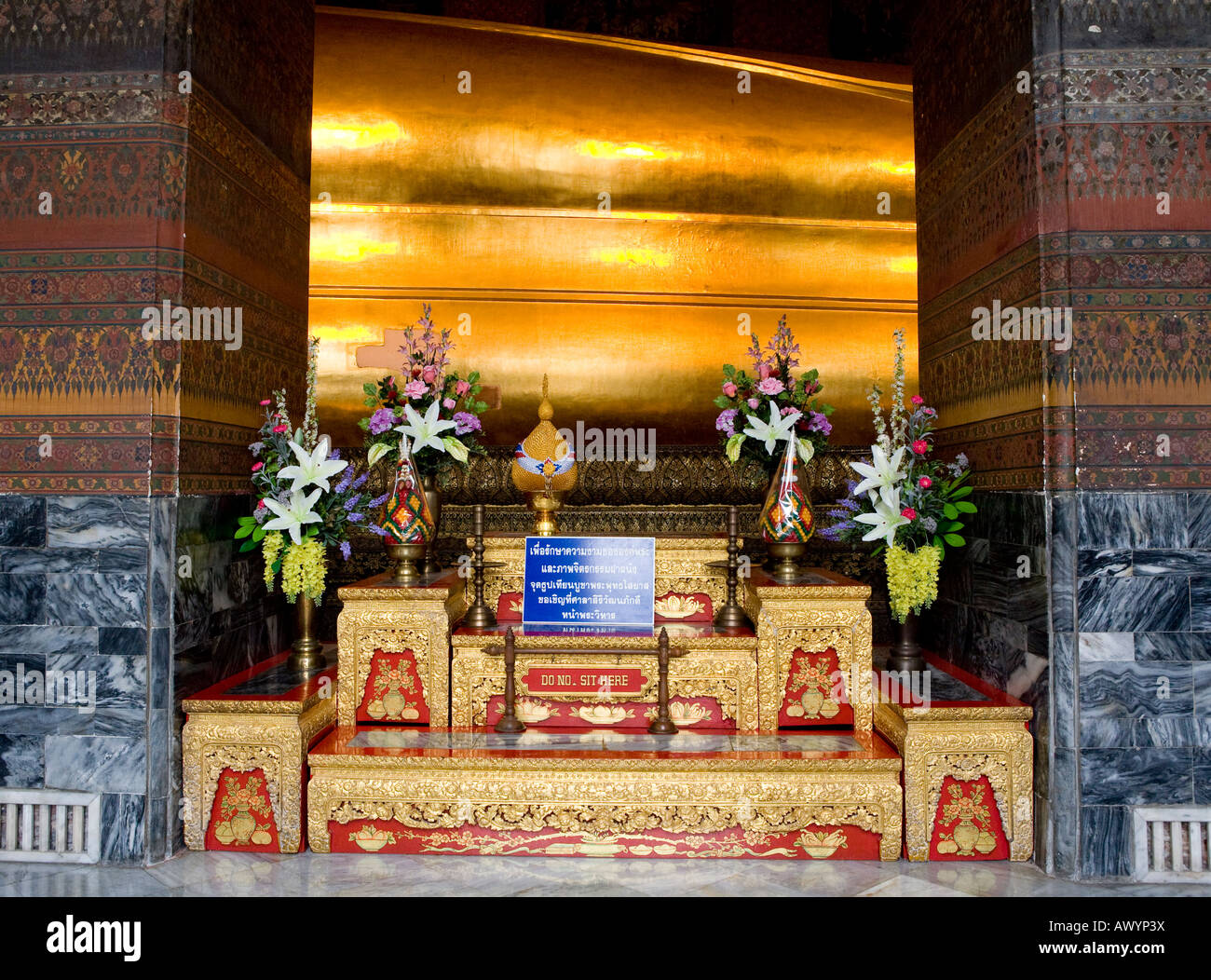 Santuario con preghiere ed offerte di fronte all'enorme Buddha sdraiato Wat Po di Bangkok in Thailandia del sud-est asiatico Foto Stock