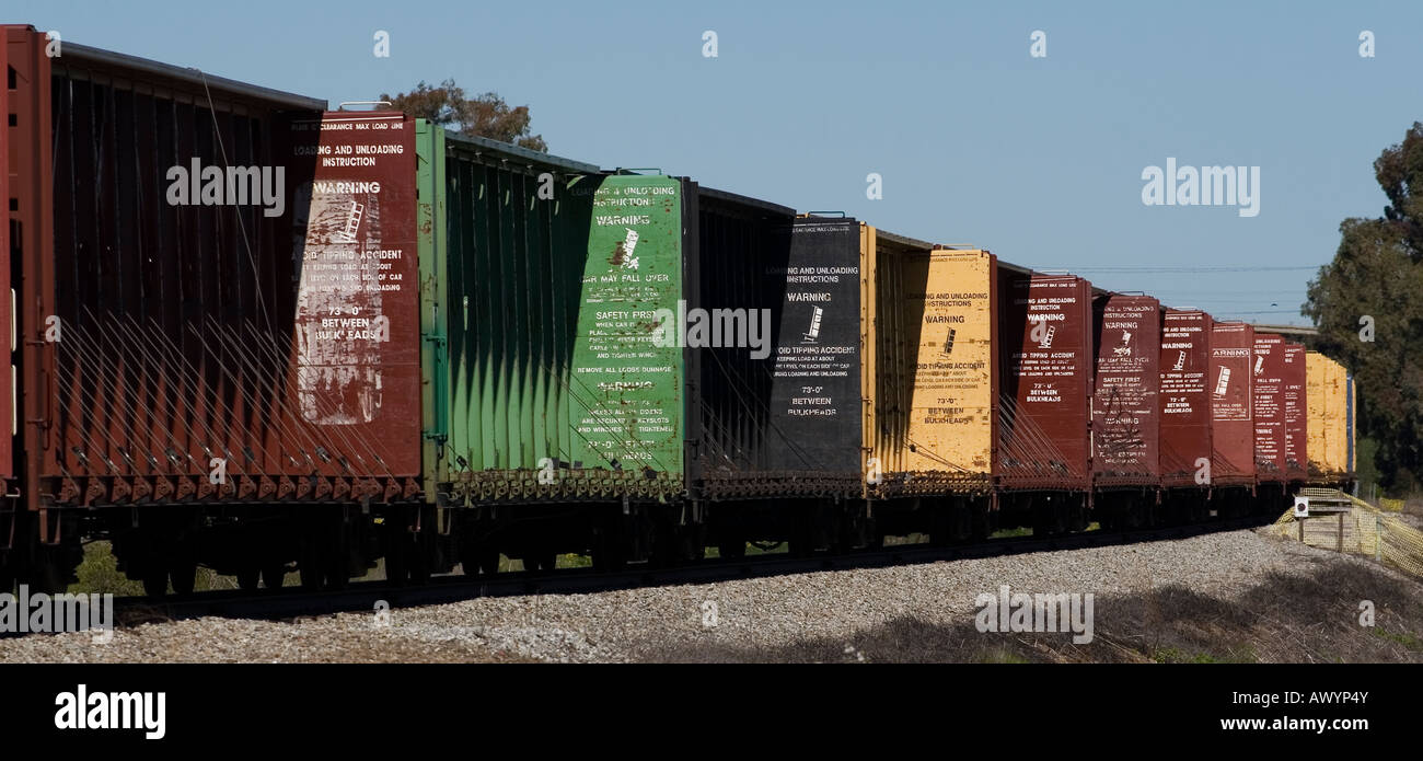 Automobili della ferrovia a sedersi su una via schierata in Oakley, la California il lunedì, 17 marzo 2008. (Foto di Kevin Bartram) Foto Stock