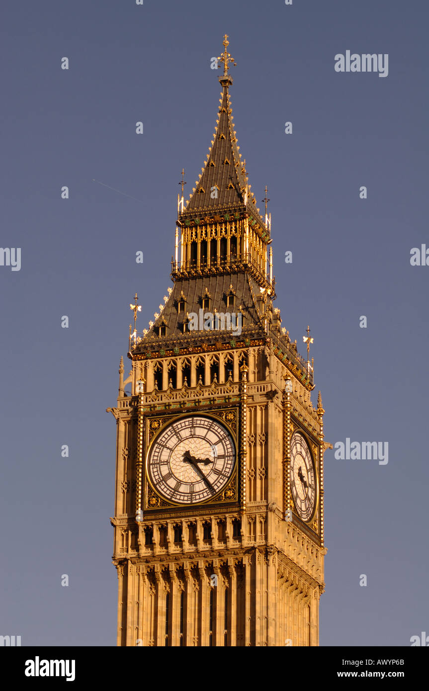 Londra, Inghilterra. Palazzo di Westminster e le case del Parlamento. Mostra la torre dell orologio contenente la campana noto come Big Ben Foto Stock