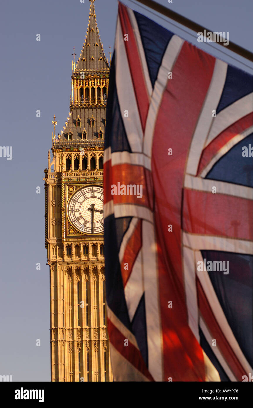 Londra, Inghilterra. Palazzo di Westminster e le case del Parlamento. Mostra la torre dell orologio contenente la campana noto come Big Ben Foto Stock