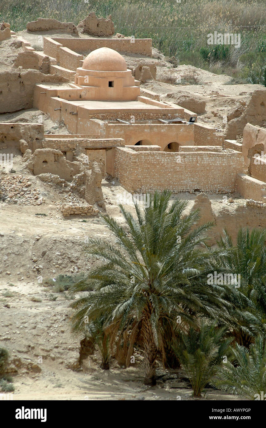 Uno dei tre marabouts in abbandonato il vecchio villaggio di Tamerza, Tunisia Foto Stock