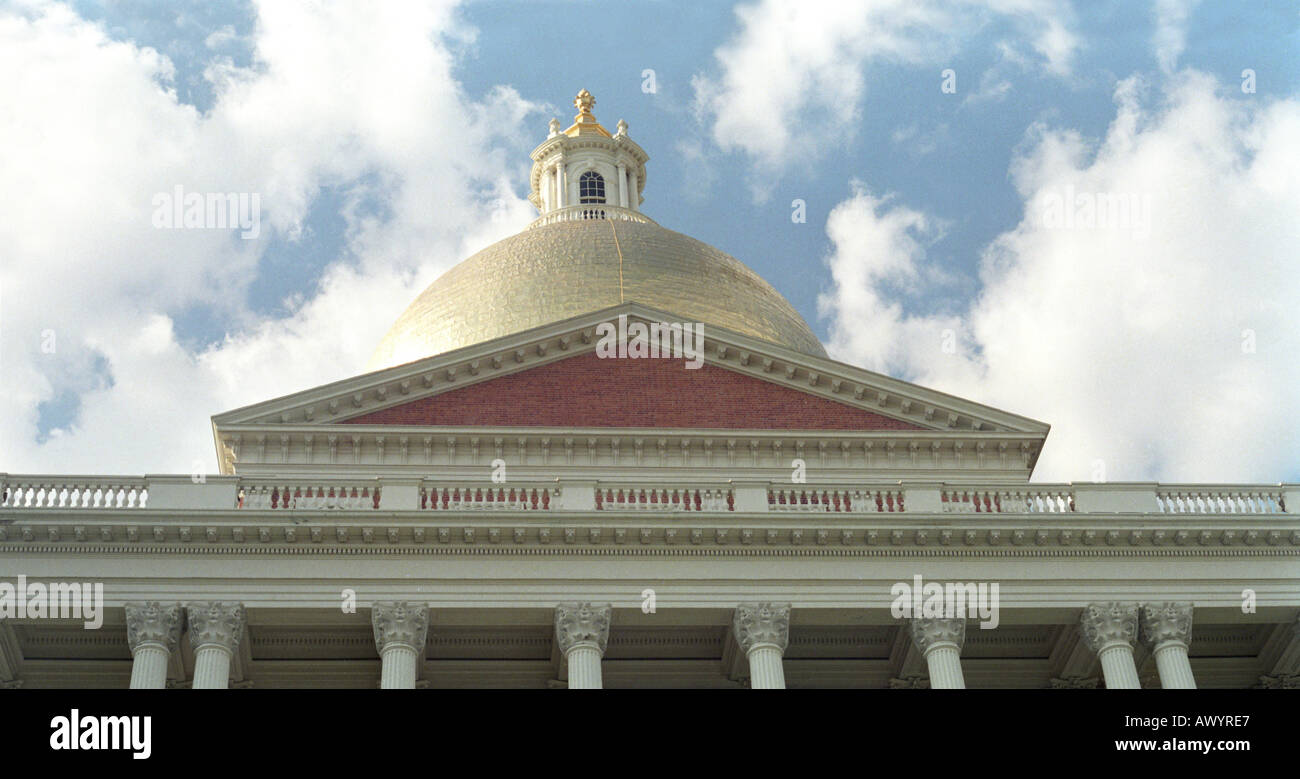 Guardando verso l'alto la gold dome in cima al Massachusetts Statehouse in Beacon Hill Boston Foto Stock