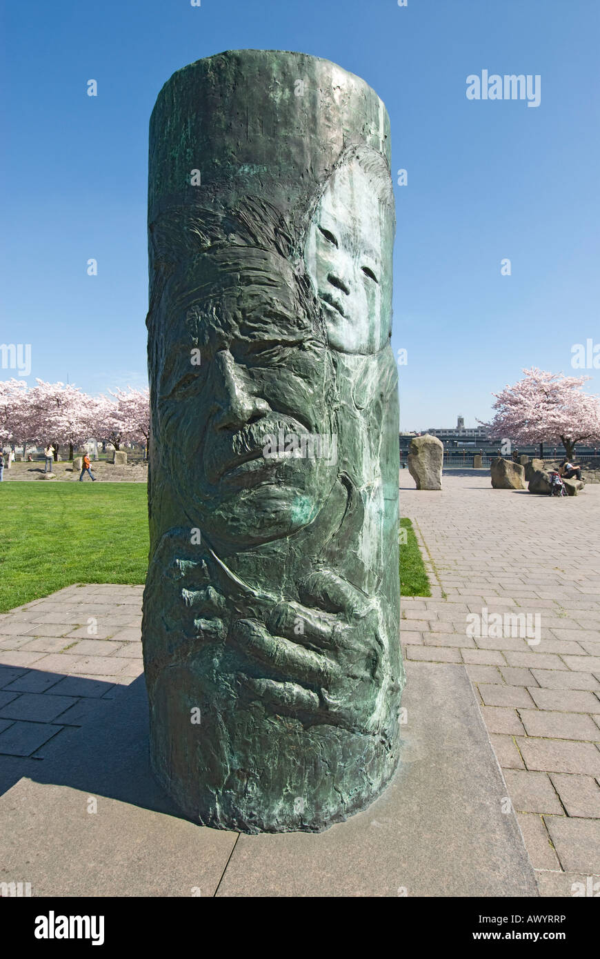 Scultura in bronzo di Jim Gion a Giapponese storico americano Plaza Tom McCall Waterfront Park Portland Oregon Foto Stock