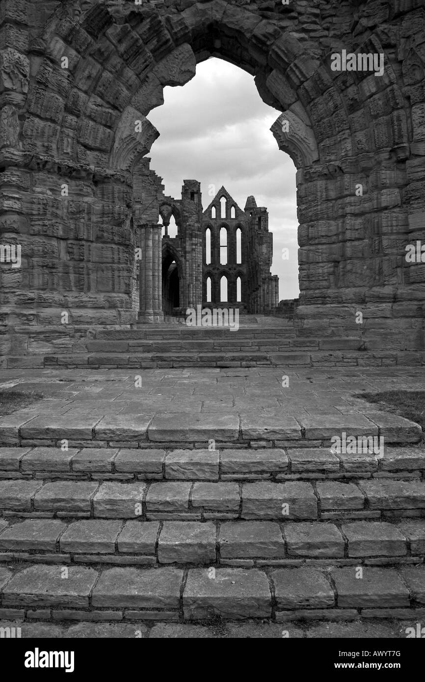 Una vista di Whitby Abbey, su cui si affaccia il North Yorkshire cittadina balneare di Whitby Foto Stock