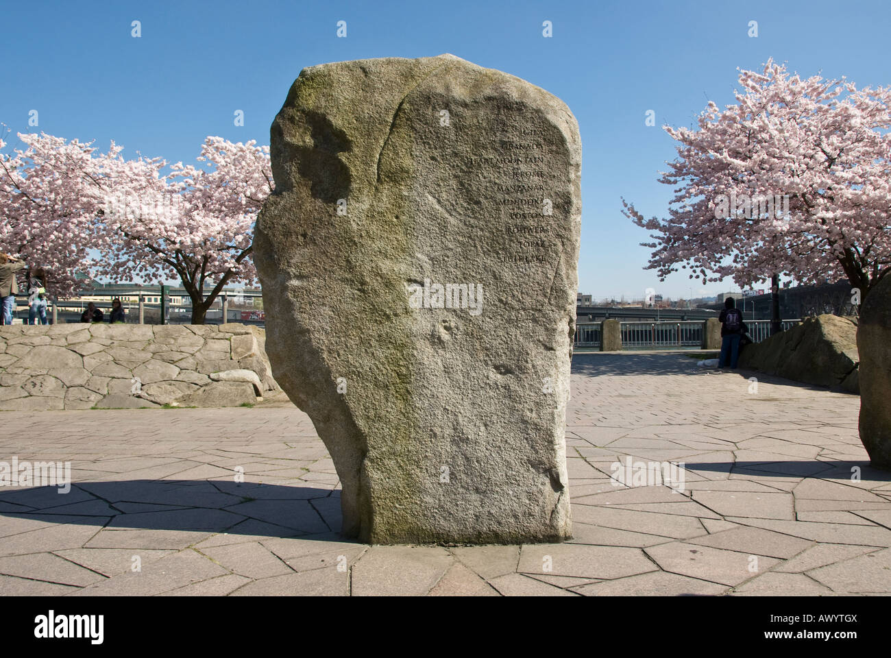 Grande pietra con iscrizione si siede sul sito del giapponese storico americano Plaza in Portland Oregon Foto Stock