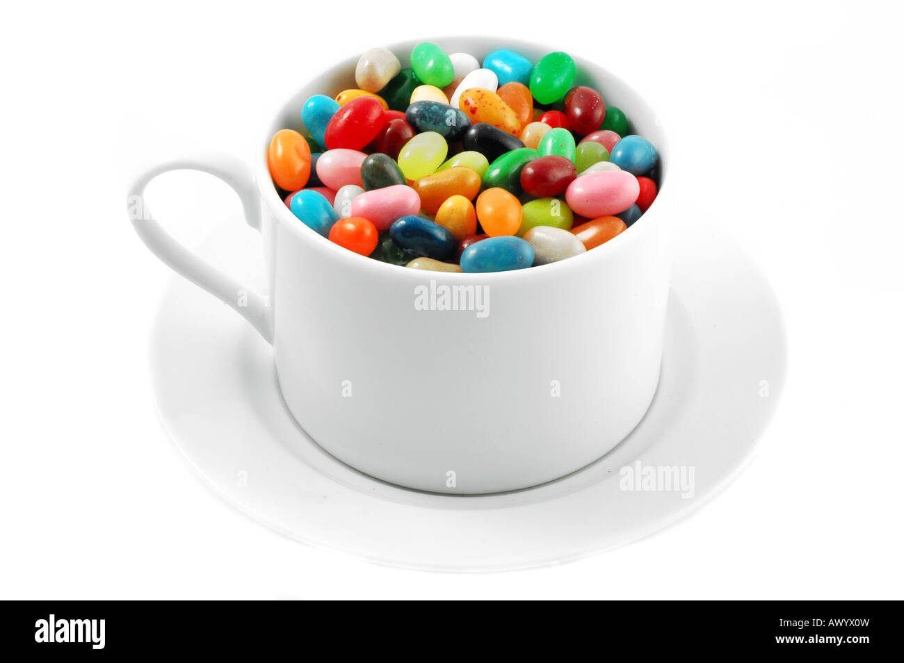 Jelly Beans in un bianco tazza da caffè con piattino isolato su bianco Foto Stock