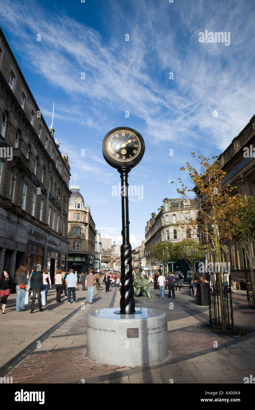 Dundee centro citta' Scozia principale via dello shopping; centro citta' High Street piena di negozi Foto Stock
