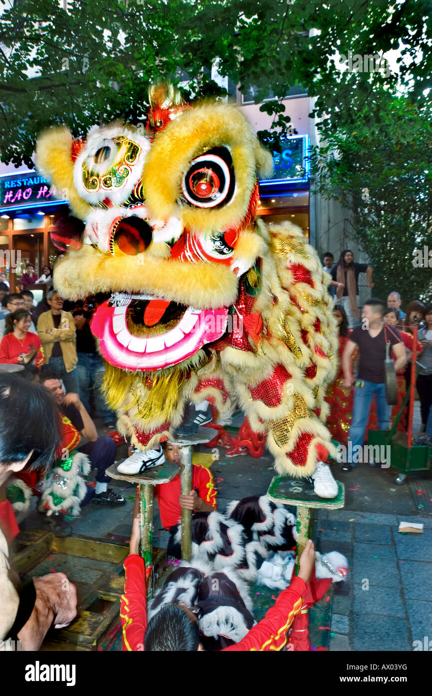 Parigi Francia, Manifestazioni pubbliche 'Giornata Nazionale della Musica' Cinese festeggia con la Danza Cinese del Drago in Chinatown Ave de Choisy Foto Stock