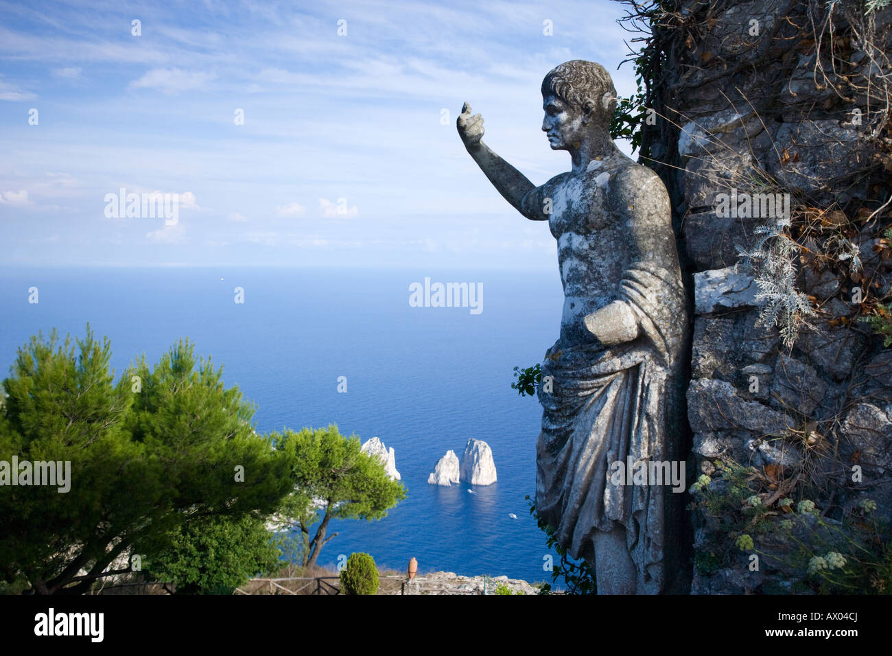 I faraglioni e la statua sul Monte Solaro Capri Italia Foto Stock