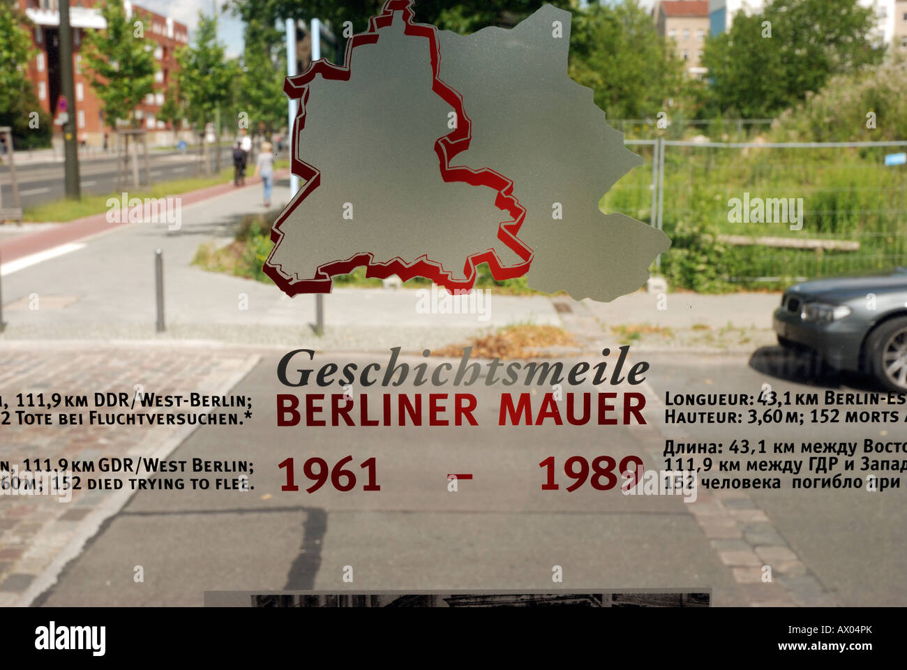Un segno recordatory del muro di Berlino in Bernauerstraße. Foto Stock