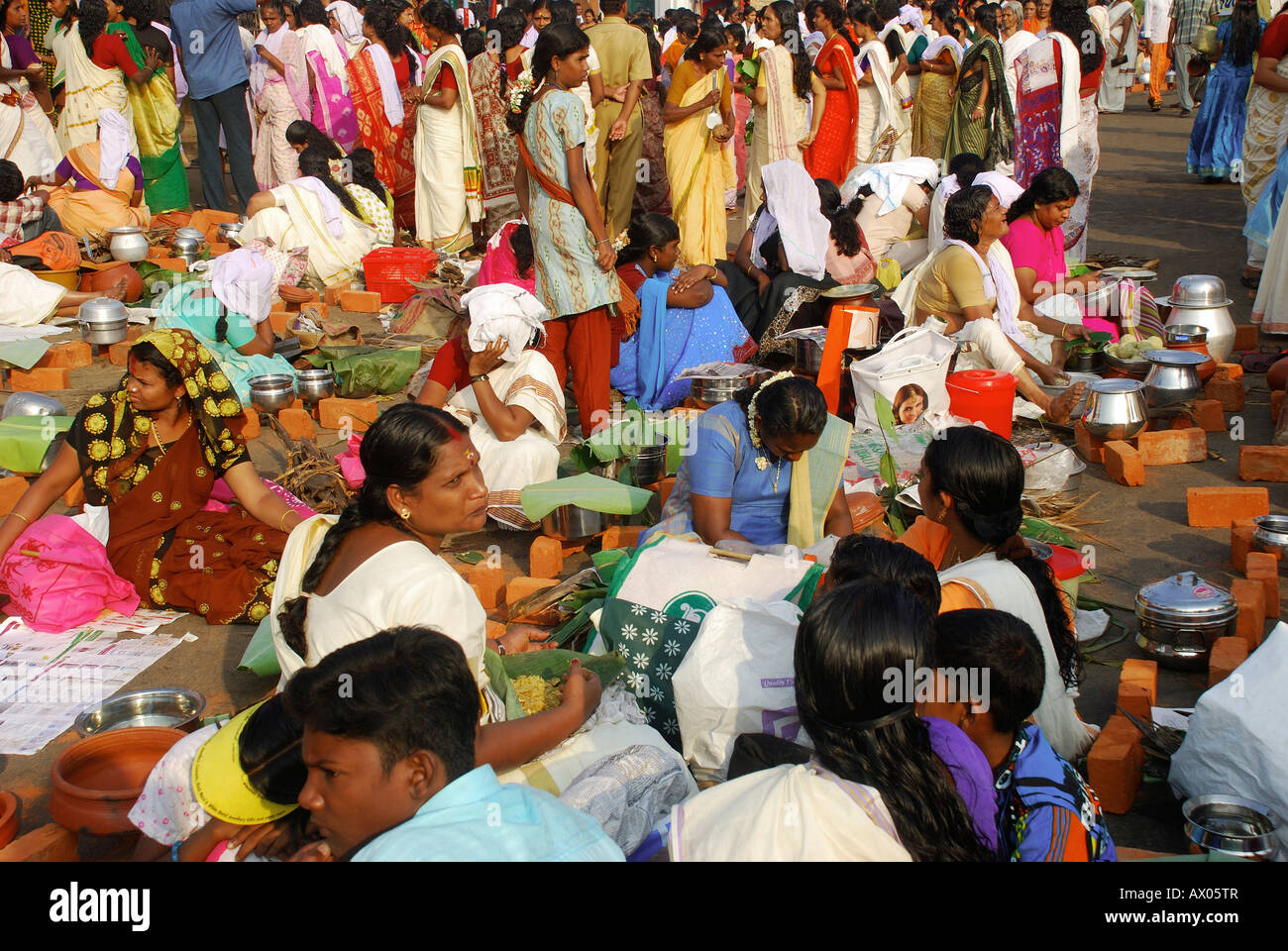 ATTUKAL PONGALA TRIVANDRUM KERALA uno dei la più grande donna FESTIVEL NEL MONDO Foto Stock