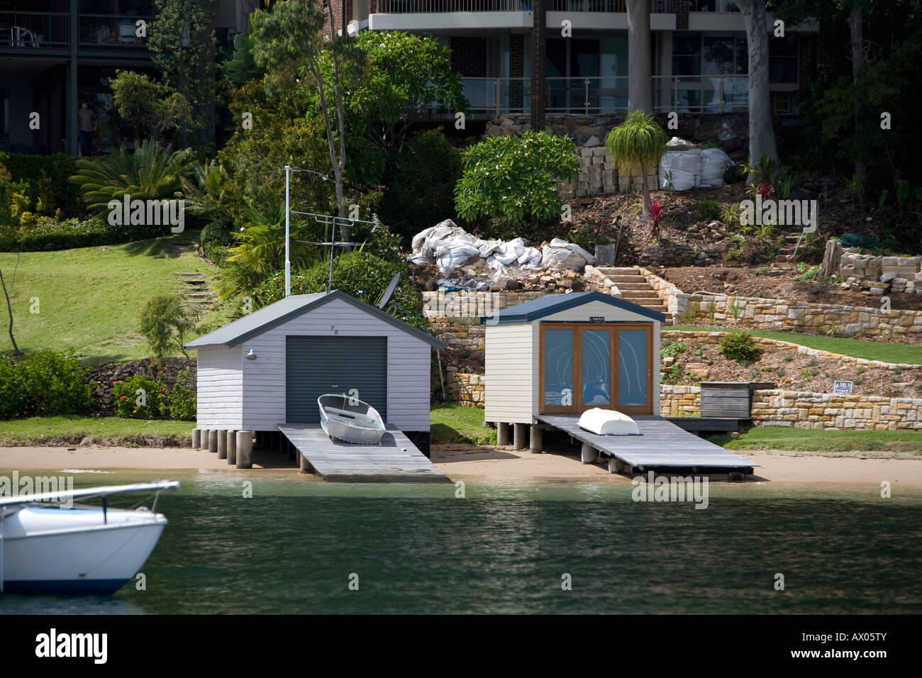 Staccato di lusso case famiglia con boathouses sulla spiaggia waterfront ,Pittwater,Sydney Foto Stock