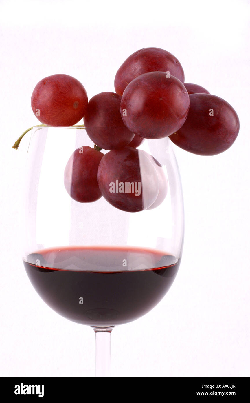 Dettaglio di un bicchiere di vino rosso e uve rosse / Rotweinglas mit roten Trauben, Weintrauben Foto Stock