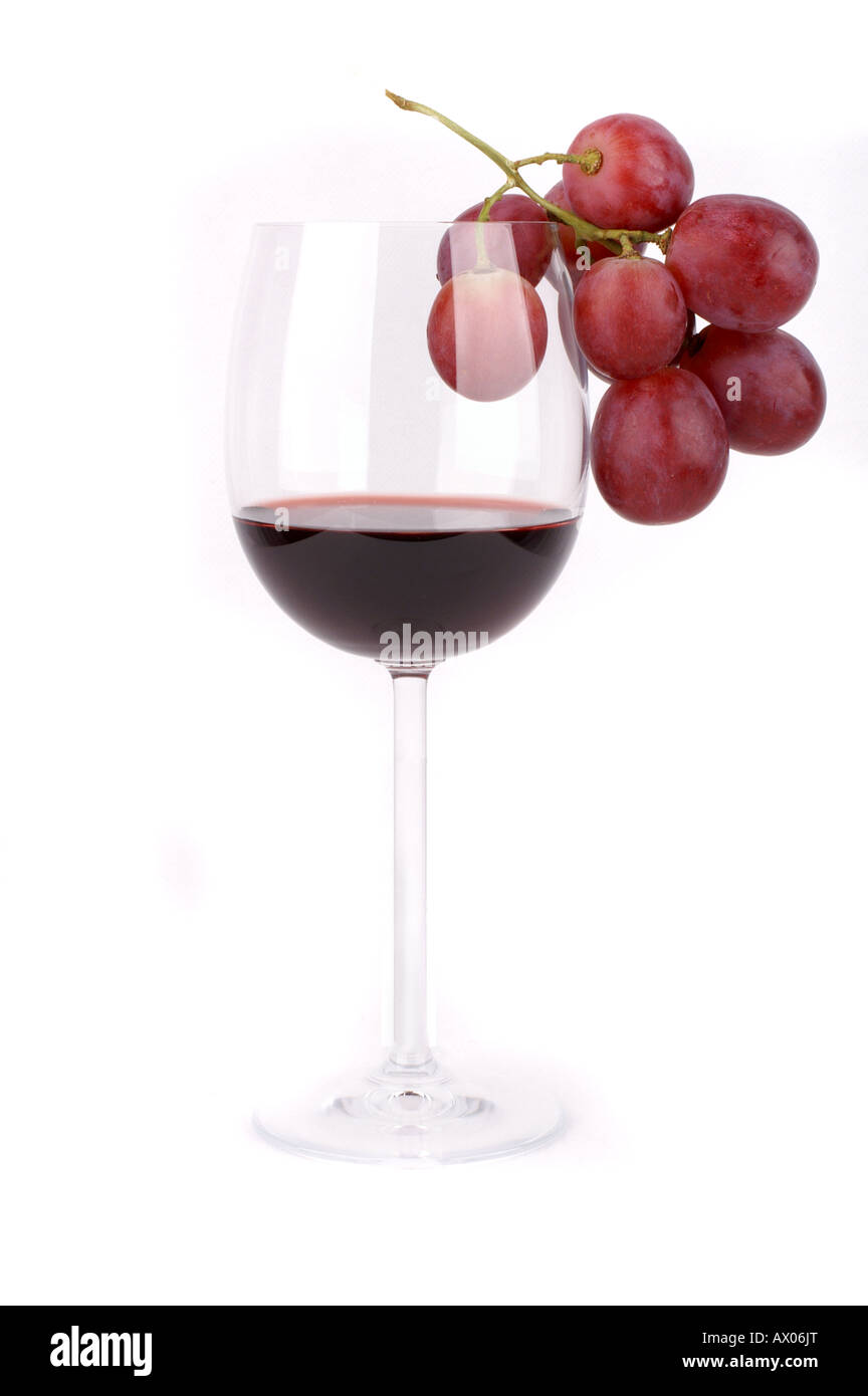 Dettaglio di un bicchiere di vino rosso e uve rosse / Rotweinglas mit roten Trauben, Weintrauben Foto Stock