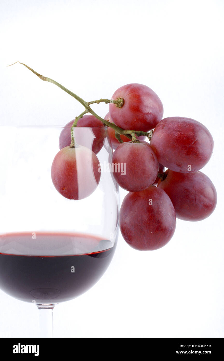 Dettaglio di un bicchiere di vino rosso e uve rosse / Rotweinglas mit roten Trauben, Weintrauben Foto Stock