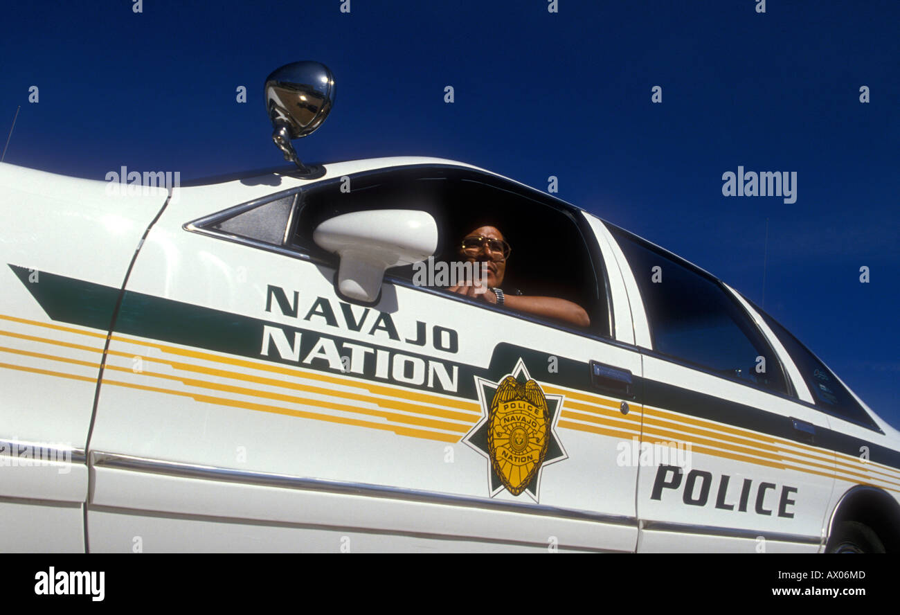 Navajo Nation funzionario di polizia in cruiser Foto Stock