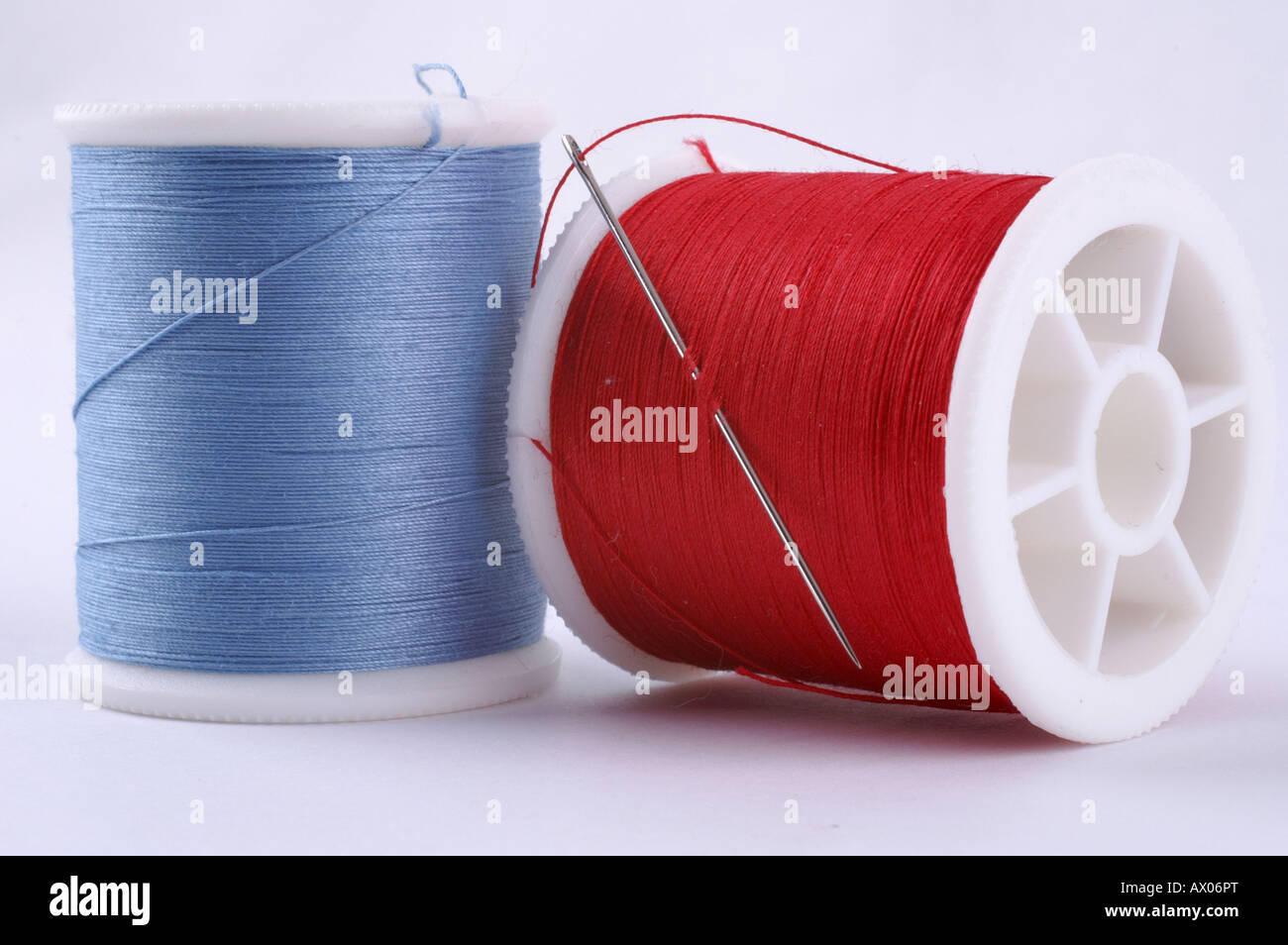 Artigianato in cotone cotone bobine in rosso una blu con ago / Nähgarn Garn Stopfgarn in blau und rot mit Nadel Foto Stock