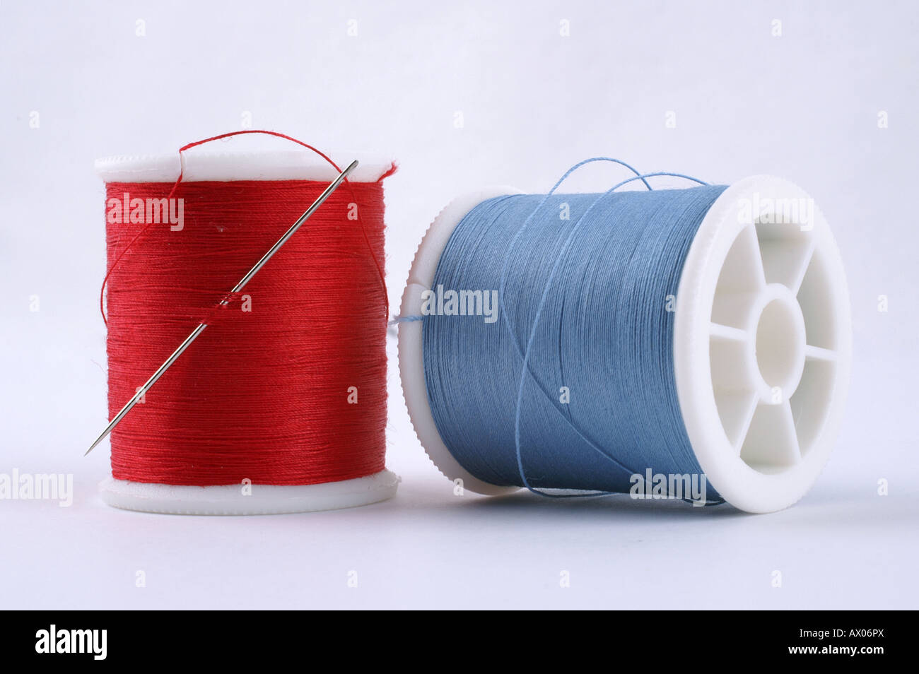 Artigianato in cotone cotone bobine in rosso una blu con ago / Nähgarn Garn Stopfgarn in blau und rot mit Nadel Foto Stock