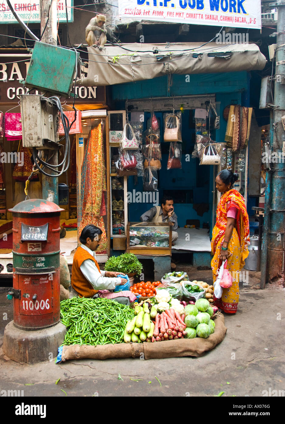 Una strada di stallo di mercato la vendita di frutta e verdura fresca in Chandni Chowk Delhi India Foto Stock