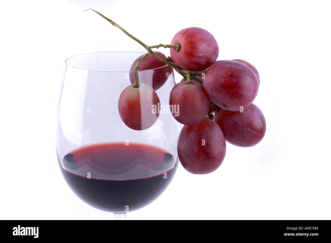 Dettaglio di un bicchiere di vino rosso e uve rosse / Rotweinglas mit roten Trauben, Weintrauben Foto Stock