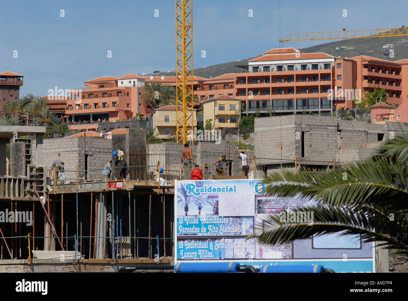 Teneriffa Spanien Wohnungsbau Baustelle Baukraene Baulaerm Belaestigung Immobilien Foto Stock