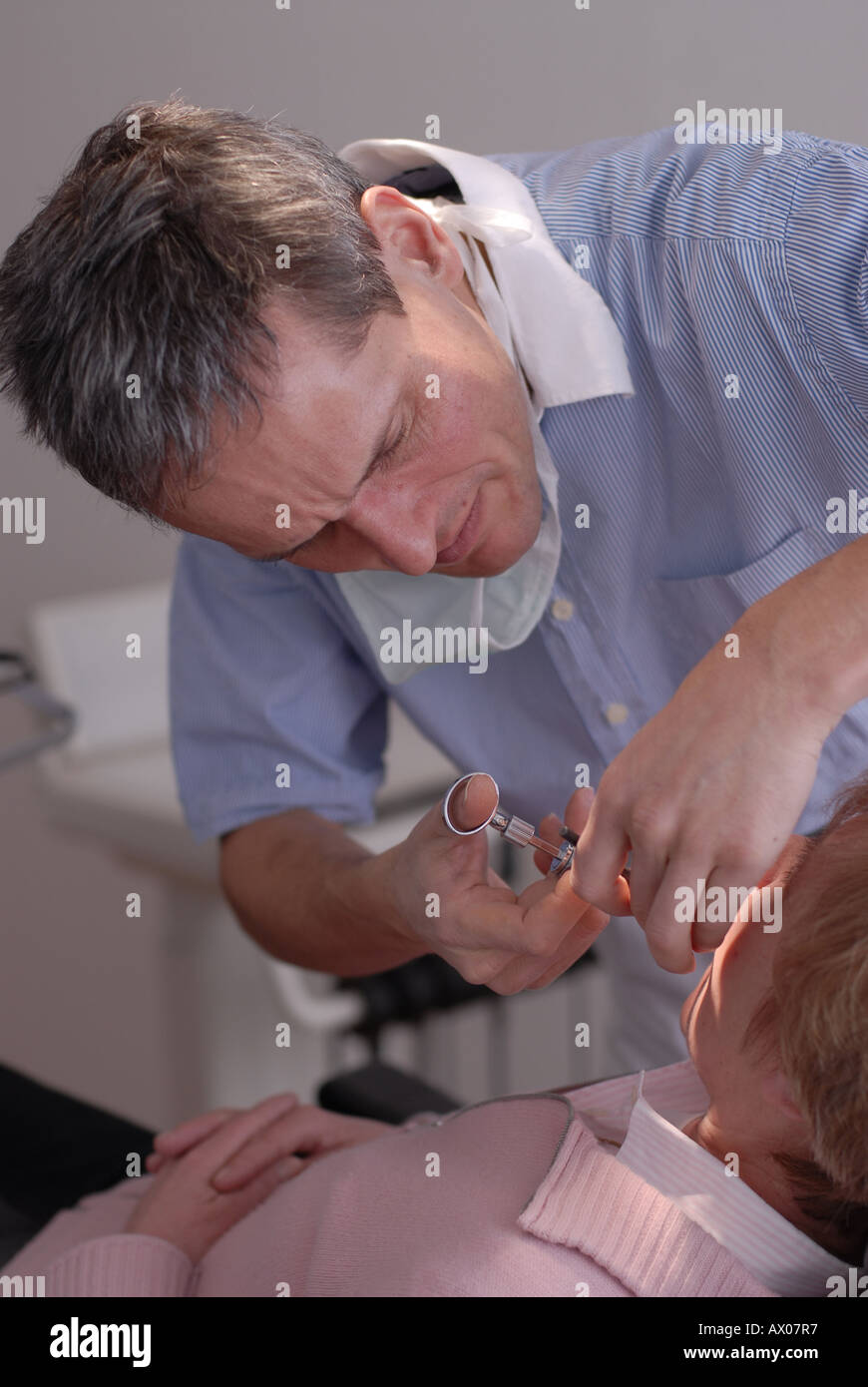 Zahnarzt paziente Patientin Behandlung Untersuchung Foto Stock