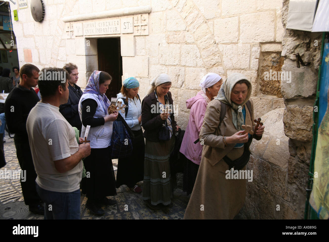 La gente a piedi lungo la Via Dolorosa nella città vecchia sezione di Gerusalemme Foto Stock