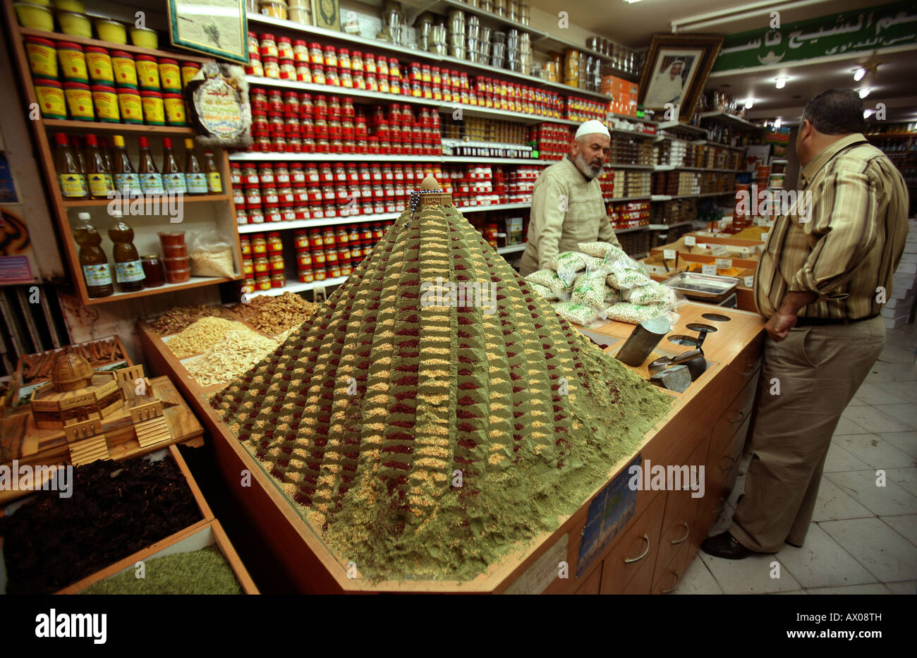 Un supermercato display iin un mercato nella città vecchia sezione di Gerusalemme Foto Stock
