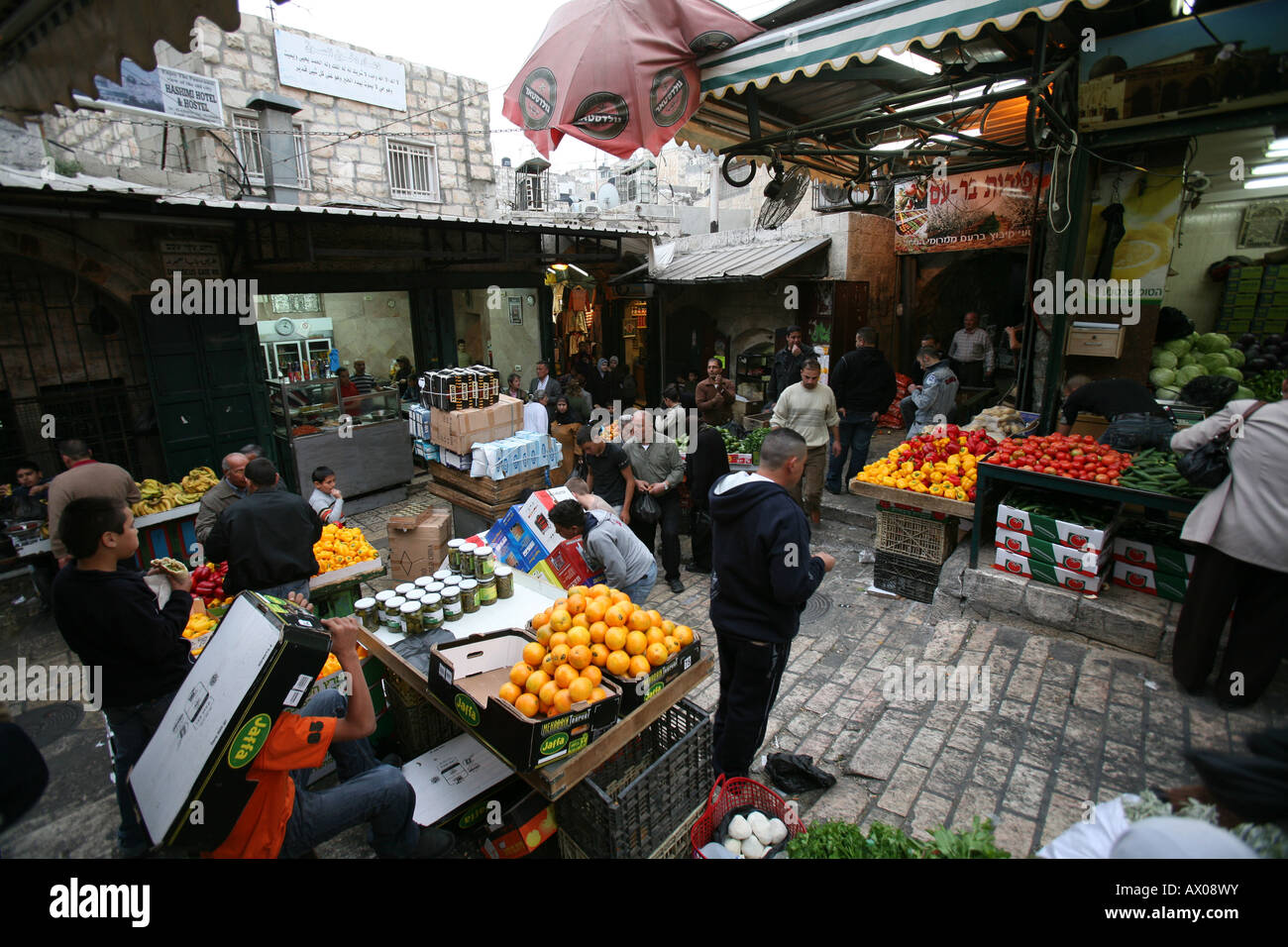 Cibo per la vendita su un mercato nella città vecchia sezione di Gerusalemme Foto Stock