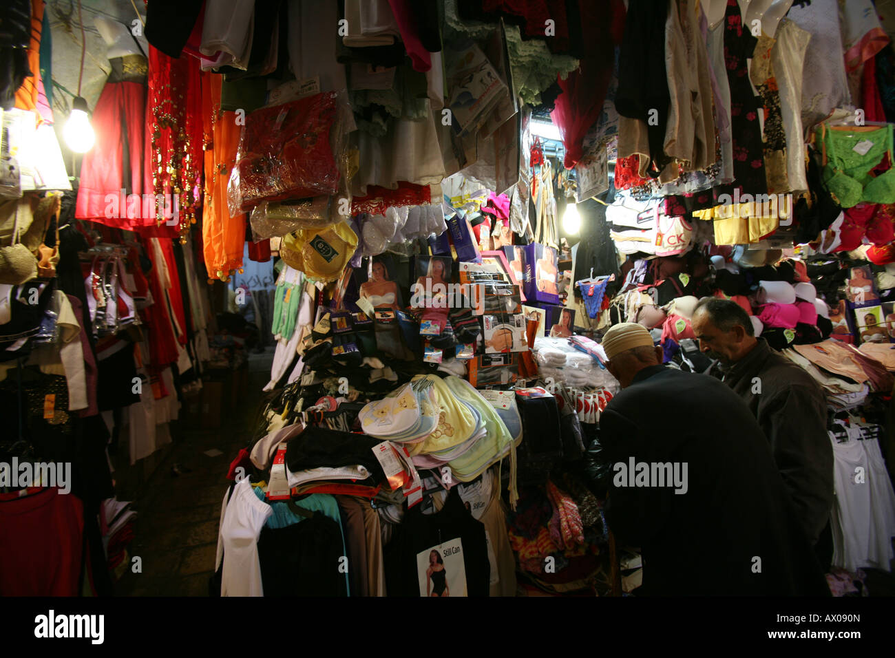 Esaminare gli uomini vestiti in un mercato nella città vecchia sezione di Gerusalemme Foto Stock