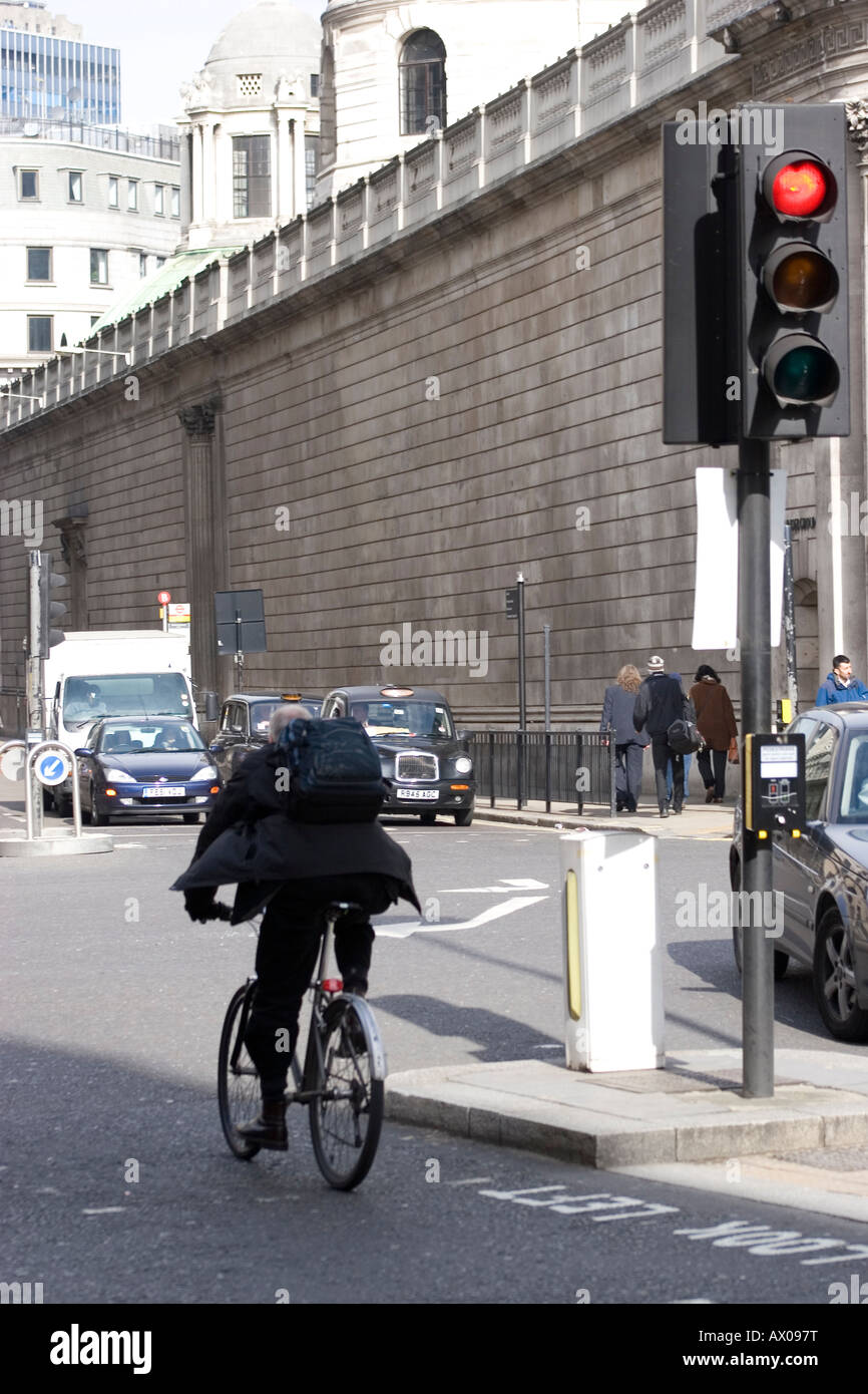 Ciclo ciclista bici saltando in esecuzione semaforo rosso City of London Foto Stock
