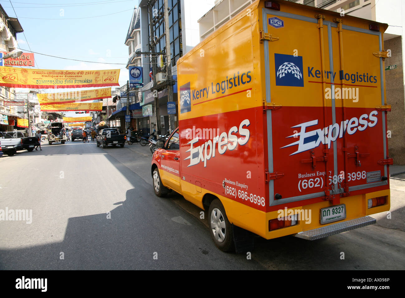 Una logistica di Kerry carrello su una strada a Bangkok Foto Stock